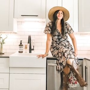 Floral maxi dress! Black with pink and cream flower maxi dress. Size small. 🌺🌸